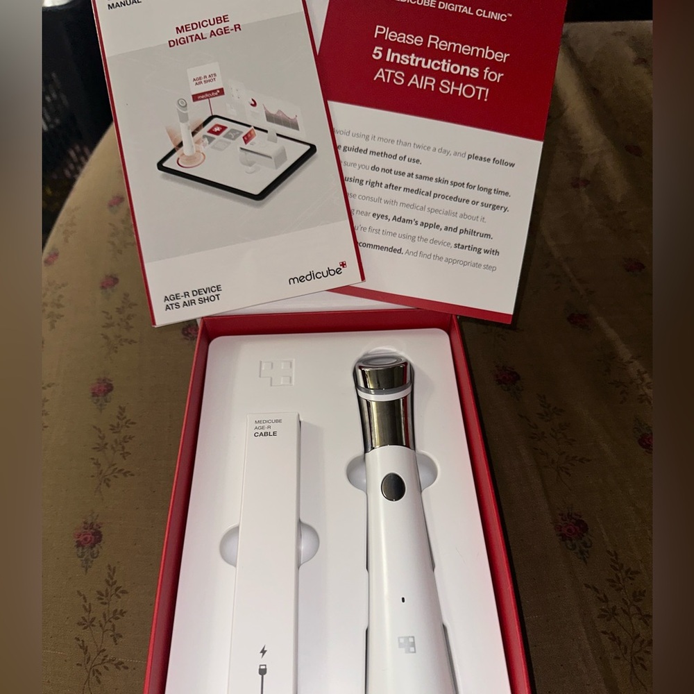 Medicube ATS Air Shot Age-R Device — White with Silver Accents
